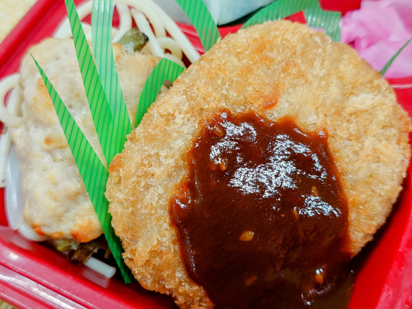 肉屋のビーフメンチ(デミグラスソースかけ)